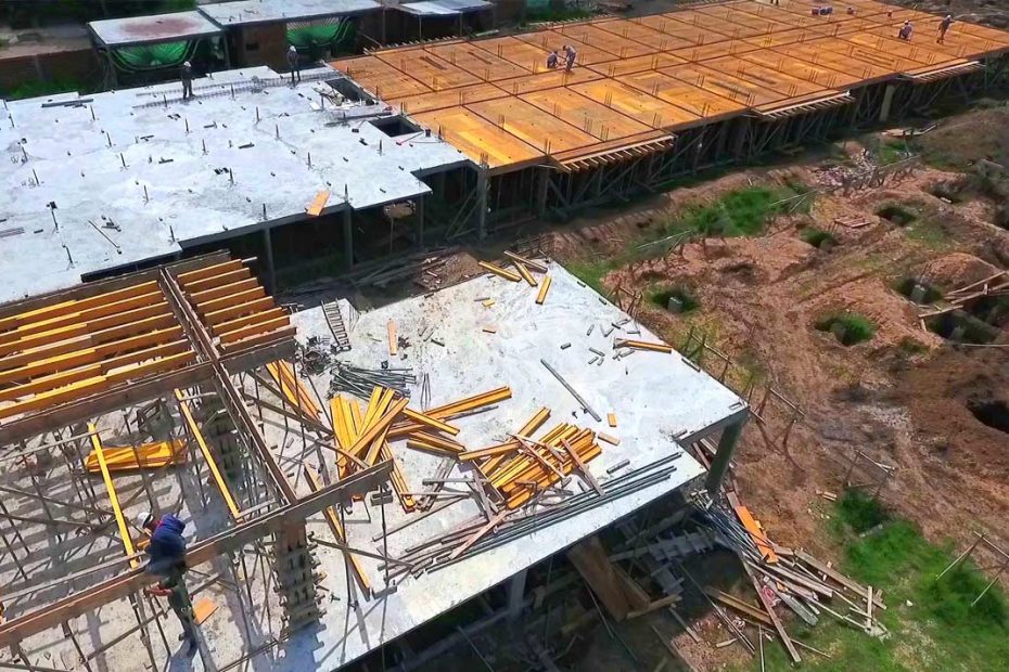 Desagües, llenado de losa, zapatas, excavación de bases y losa del SUM I Desagües, llenado de losa, zapatas, excavación de bases y losa del SUM I