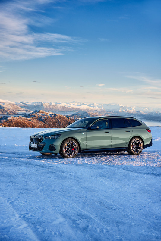 P90537256_highRes_the-new-bmw-i5-edriv