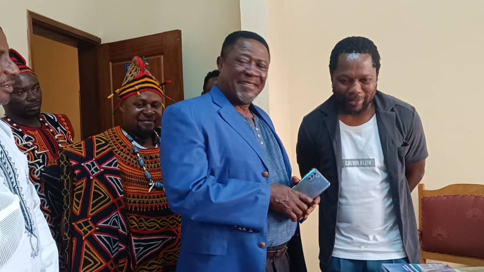 Jean II Makoun (ACUDAB IDP's Sport Goodwill Ambassador), with the Lord Mayor of Batie .