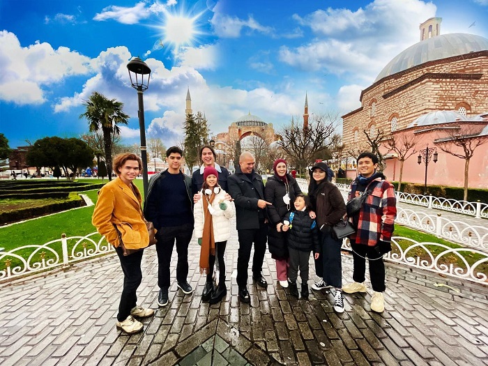 Momen El Rumi bersama keluarganya liburan ke Turki.