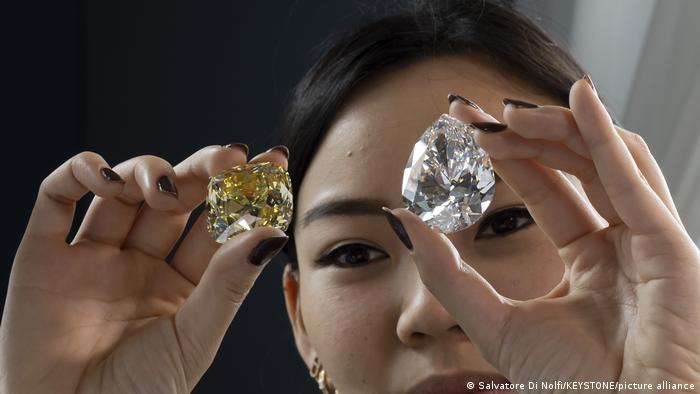 Diamante blanco gigante es subastado en más de 20 millones de dólares en Suiza