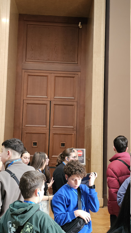 被封閉的展廳,門後就是搶案發生地