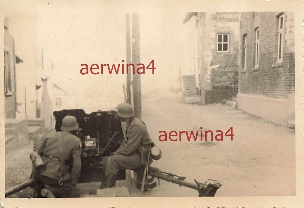 Deutsche Panzerjäger mit PaK 3,7 Straßenkampf Herinnes Pecq Belgien