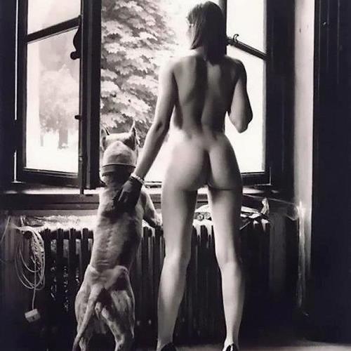 naked-girl-with-dogge