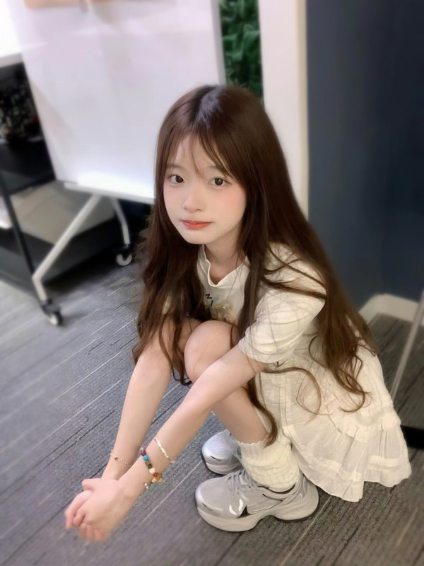 氣質甜美且眼神清純的高學歷兼職學生妹