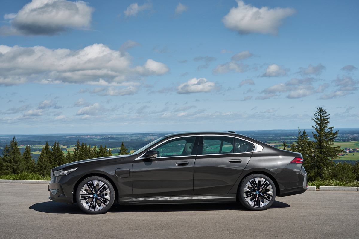 P90524317_highRes_the-new-bmw-530e-sop