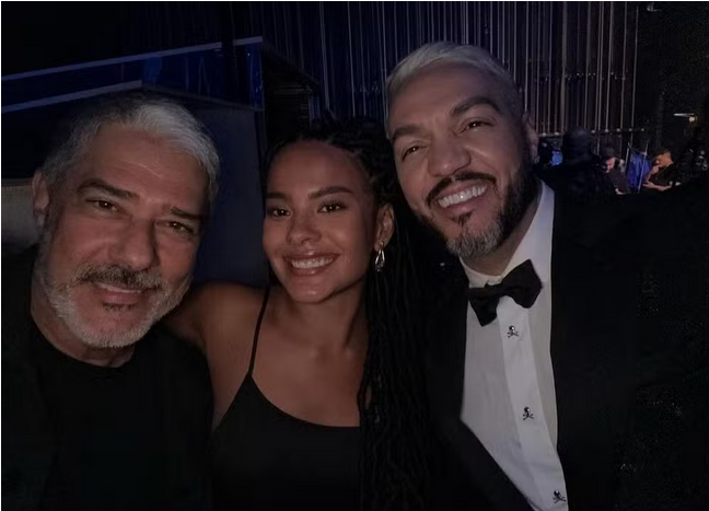 Screenshot-2024-10-17-at-10-54-55-William-Bonner-tieta-artistas-e-ex-BBBs-em-evento-da-Globo-e-posta
