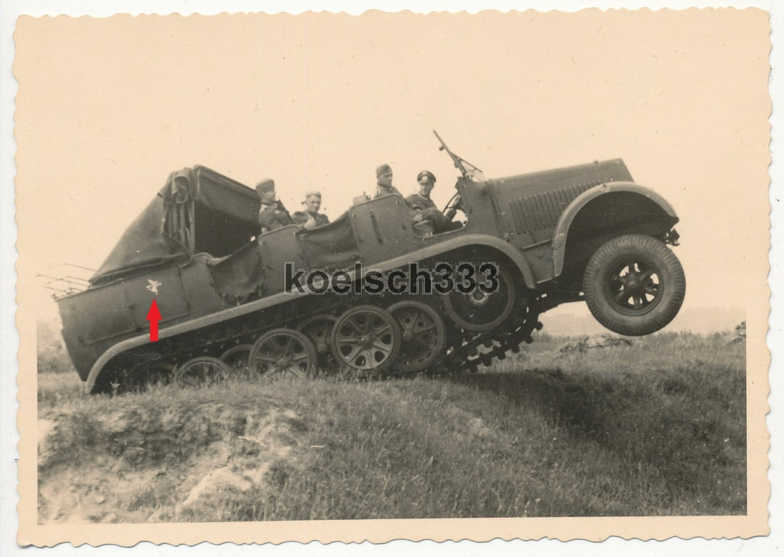 Foto Panzer Halbkette der Wehrmacht mit Truppenkennzeichen im Gelände ...