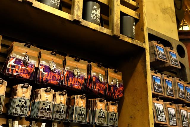 BLACK SPIRE OUTPOST MARKETPLACE, de tiendeo por Galaxy's Edge - DISNEYLAND ~ STAR WARS: GALAXY'S EDGE, LA GUIA (9)