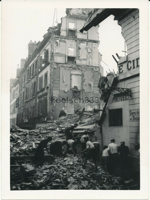 Foto Ruinen in der schwer zerstörten Stadt Rouen in Frankreich 1940gg