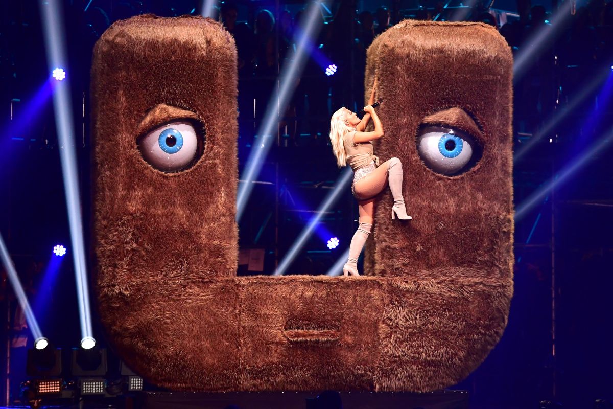 bebe-rexha-performs-at-mtv-europe-music-awards-2016-in-rotterdam