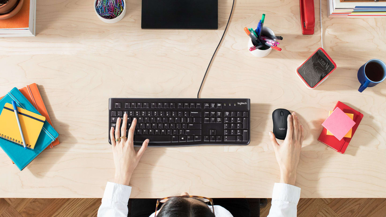 Teclado Logitech K120 con teclas silenciosas y diseño clásico, en color negro.