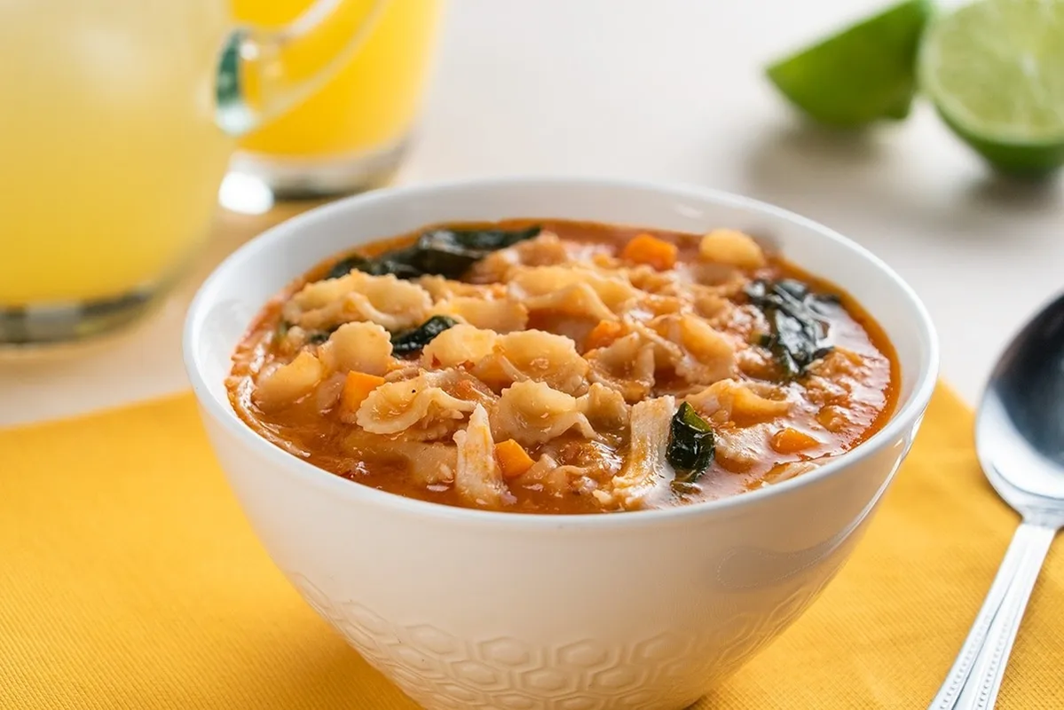 ¿No sabes qué hacer de comer? Haz esta receta económica de sopa con pollo