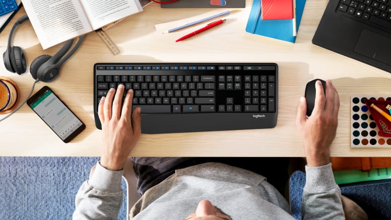 Combo de teclado y mouse inalámbrico Logitech MK345, con un reposamanos integrado.