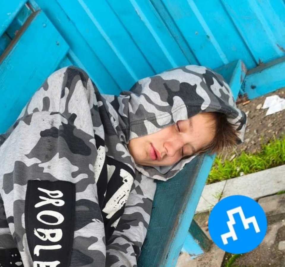 Попрошайка Екатерина Дробникова пугает жителей на остановке Заводская в Хабаровске