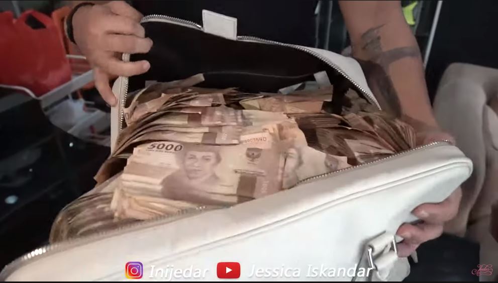 Tas uang Jessica Iskandar