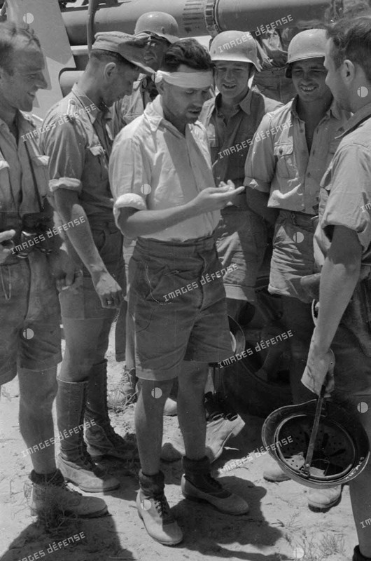 Un canon de 8,8 cm FlaK tire en position, attelée à son avant-train.9