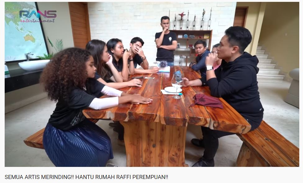 Denny Darko membacakan kartu tarot untuk Al Ghazali