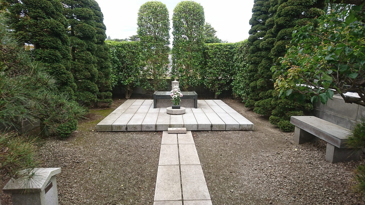 Grave-of-Eiji-Yoshikawa