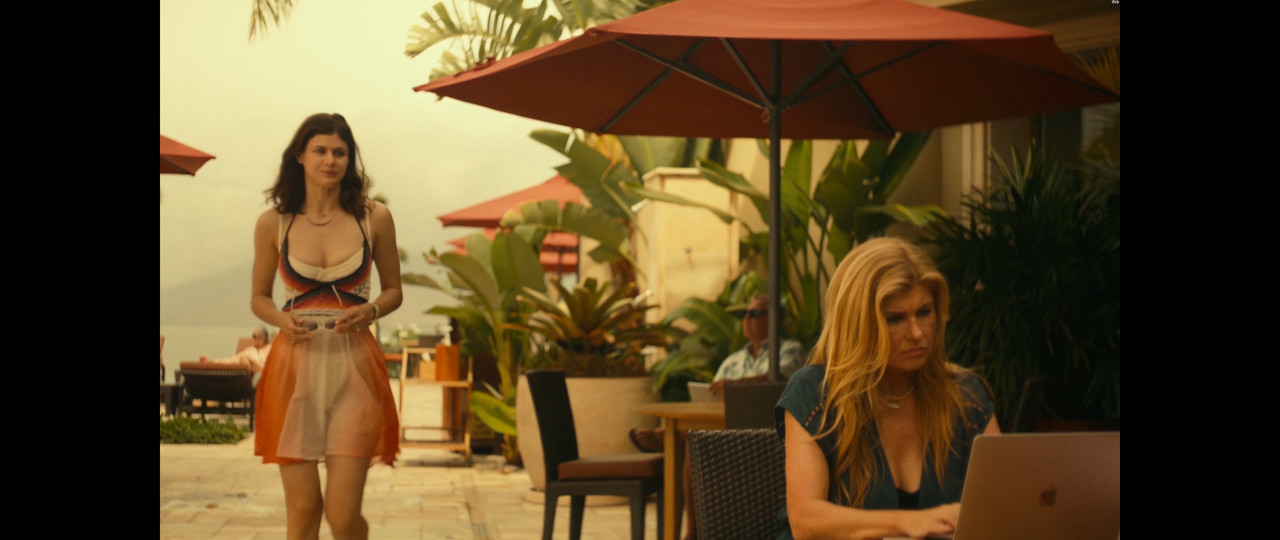 Alexandra Daddario - The White Lotus S01E02 (2021) 2160p Web.mp4_snapshot_01.59.813