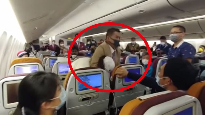 Seorang penumpang asal tiongkok dibekuk karena sengaja menyemburkan batuk lantaran kesal ditahan dalam pesawat selama 7 jam di Bandara Internasional Pudong, Shanghai