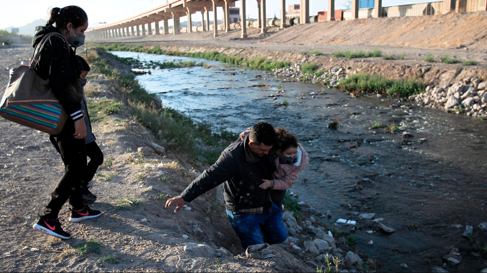 Detenciones de migrantes en EU alcanzan cifra récord en septiembre