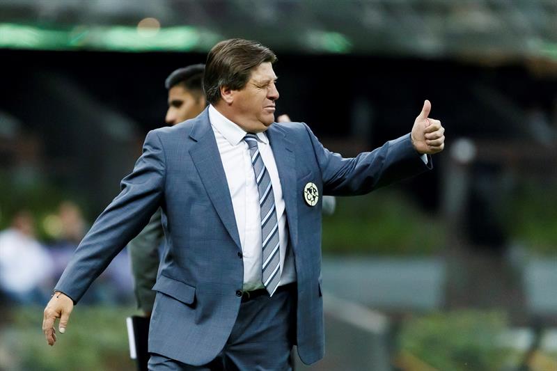 Miguel Herrera fue tanteado por Paraguay y Venezuela. AFP