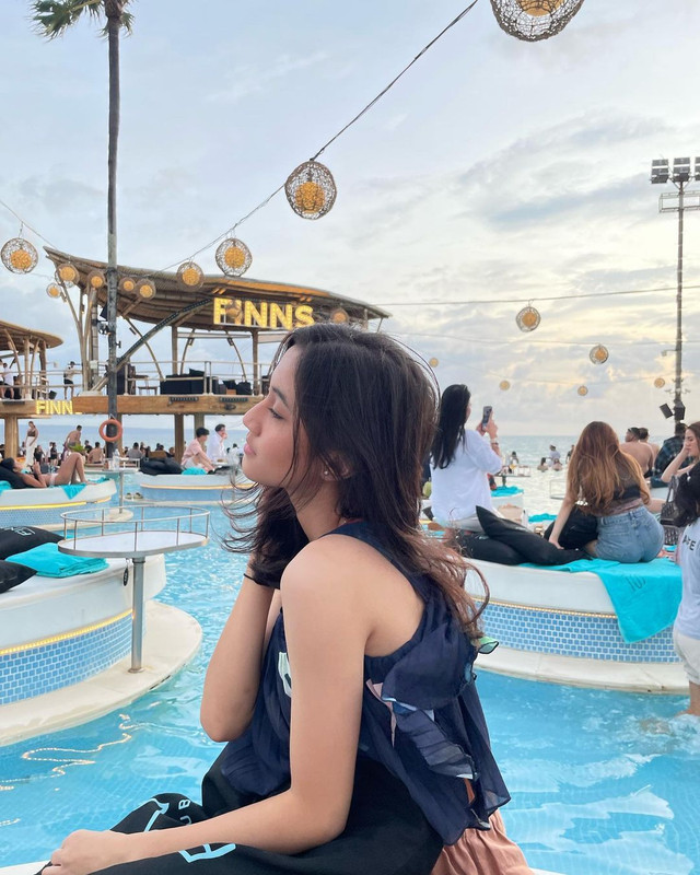 Portet cantik Keisya Levronka, pelantun lagu Tak Ingin Usai saat sedang traveling.