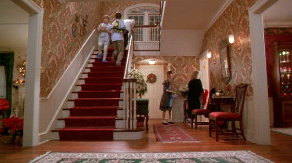 Dům z filmu "Sám doma"  Home-Alone-movie-house-entry-hall-staircase