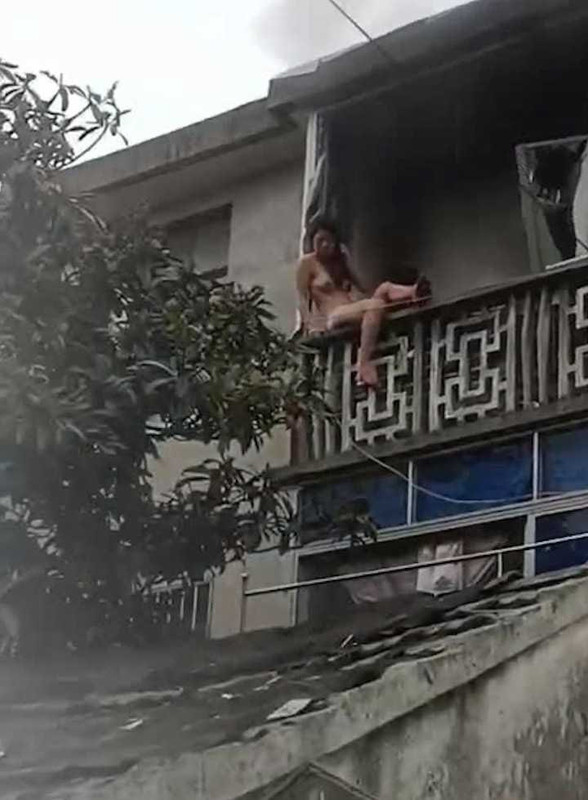 X2城中村老式居民楼电线短路起火，一时间火势迅速蔓延,浓烟滚滚。正在洗澡的美女顾不得穿衣服全裸从楼下跳下去，还好楼层不高，不然这个火势人肯定要没！ (3)