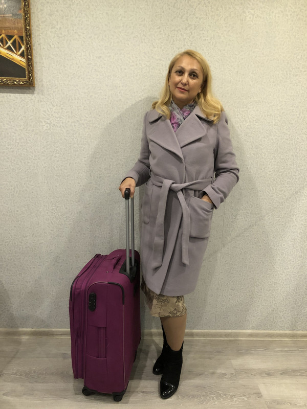 оля с чемодан пальто