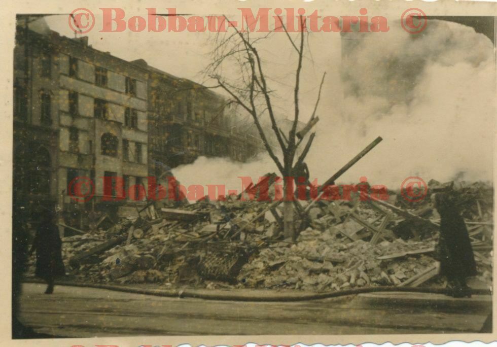 Foto privat Endkampf Berlin Tiergarten 1945 zerstörte Häuser Ruinen combat4