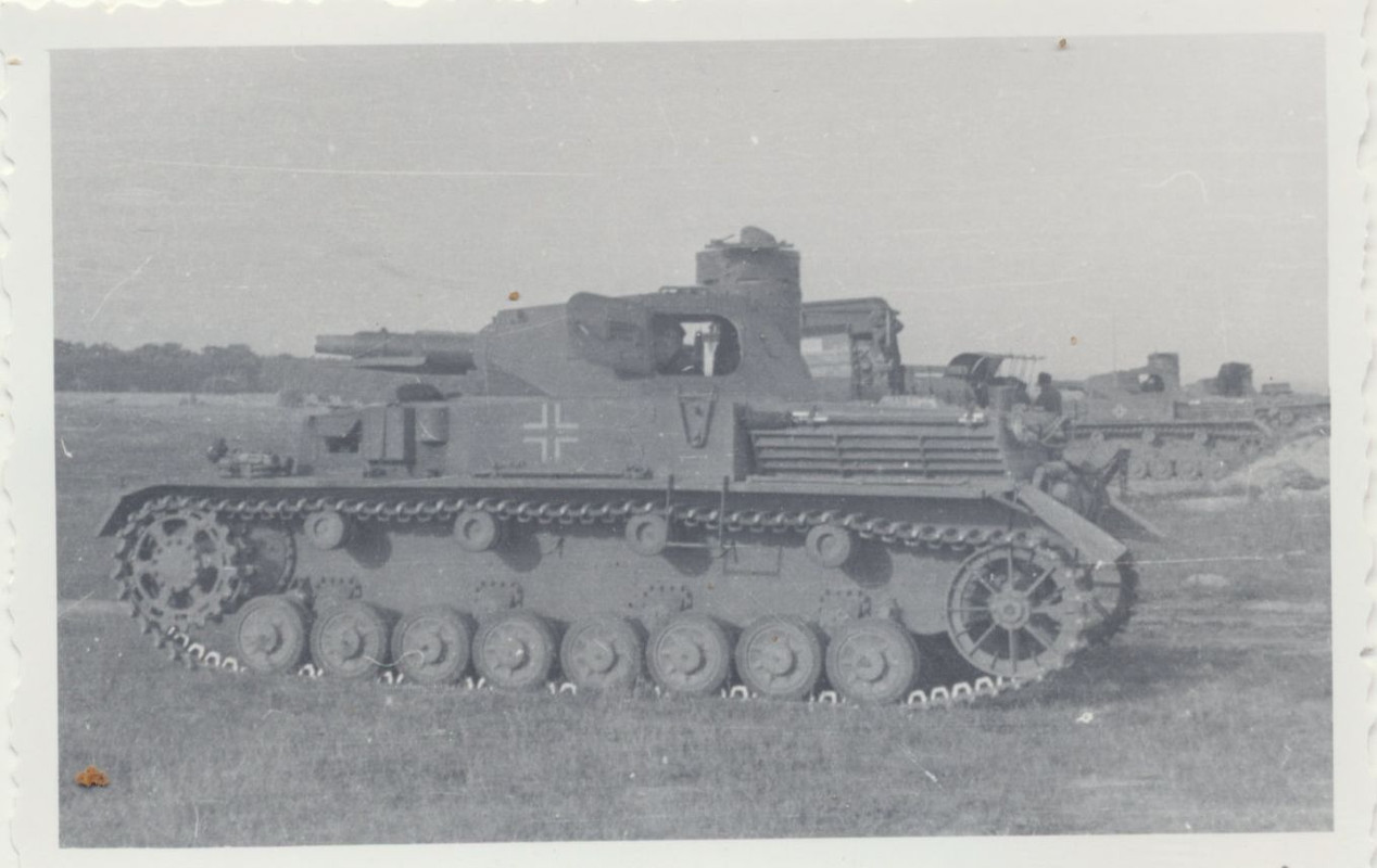 KAMERADEN VORMARSCH MIT PANZER FRANKREICH 2WK-1