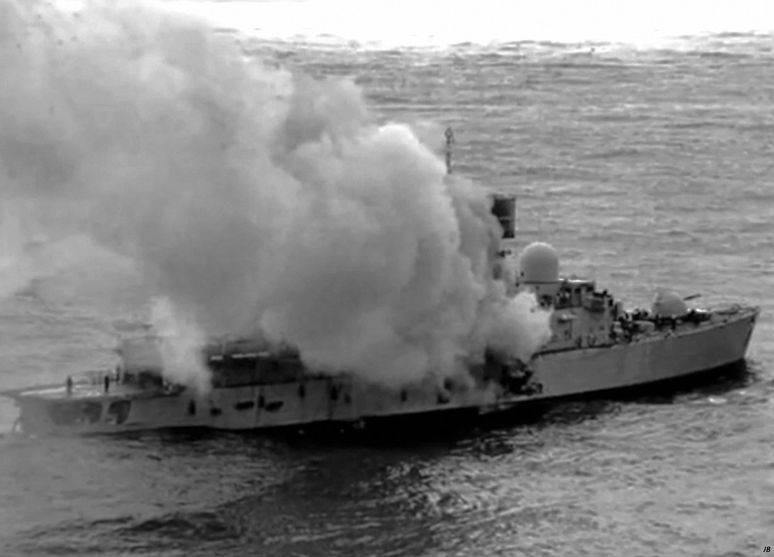 HMS Sheffield (D.80) тушение пожара после попадания аргентинской ракеты, 4 мая 1982-1