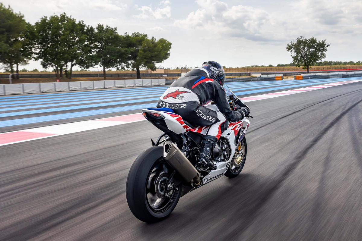 Спортбайк Honda CBR1000RR-R Fireblade SP 30th Anniversary 2022