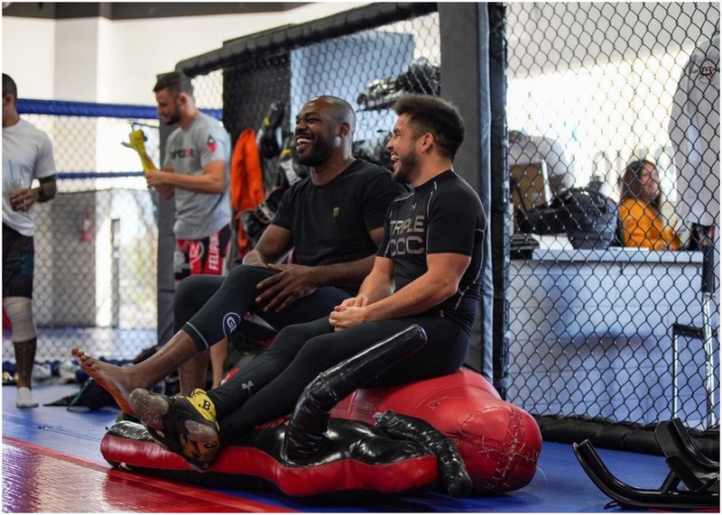 Джон Джоунс тренира с Хенри Сехудо