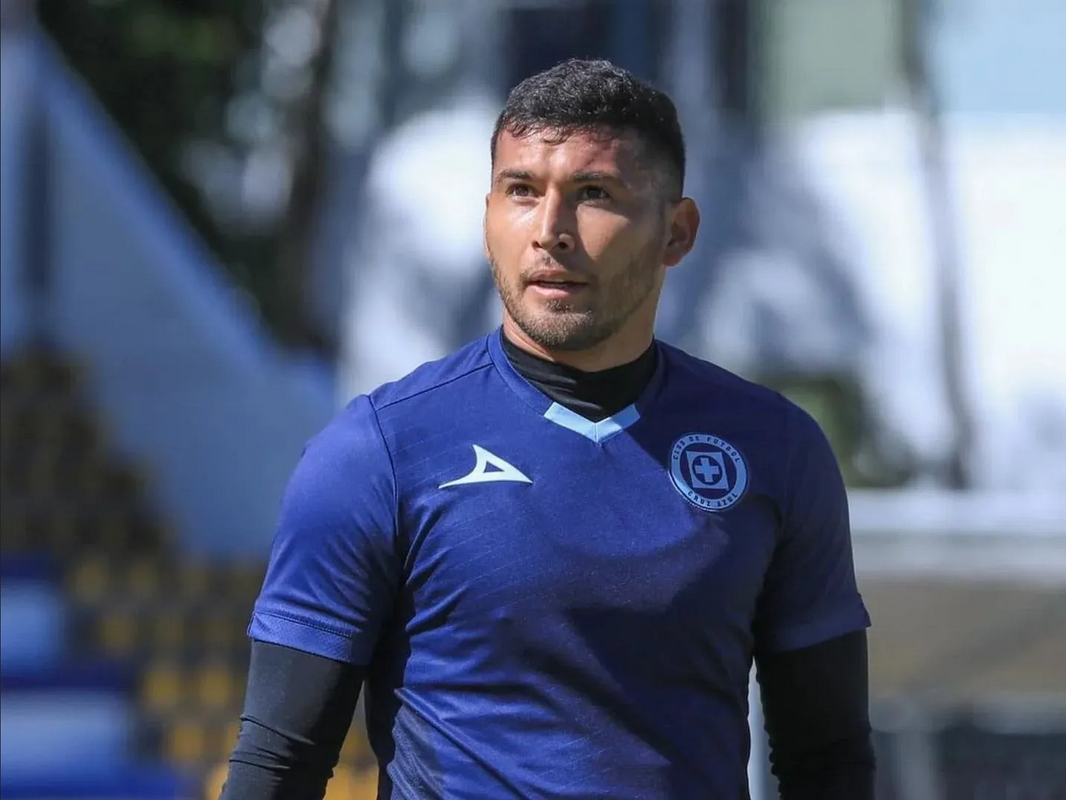 ¿Juan Escobar se va de México? Fue visto en el aeropuerto con pasaporte en mano