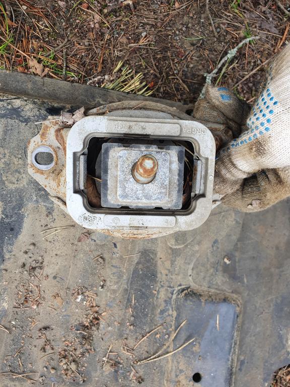 Опора двигателя