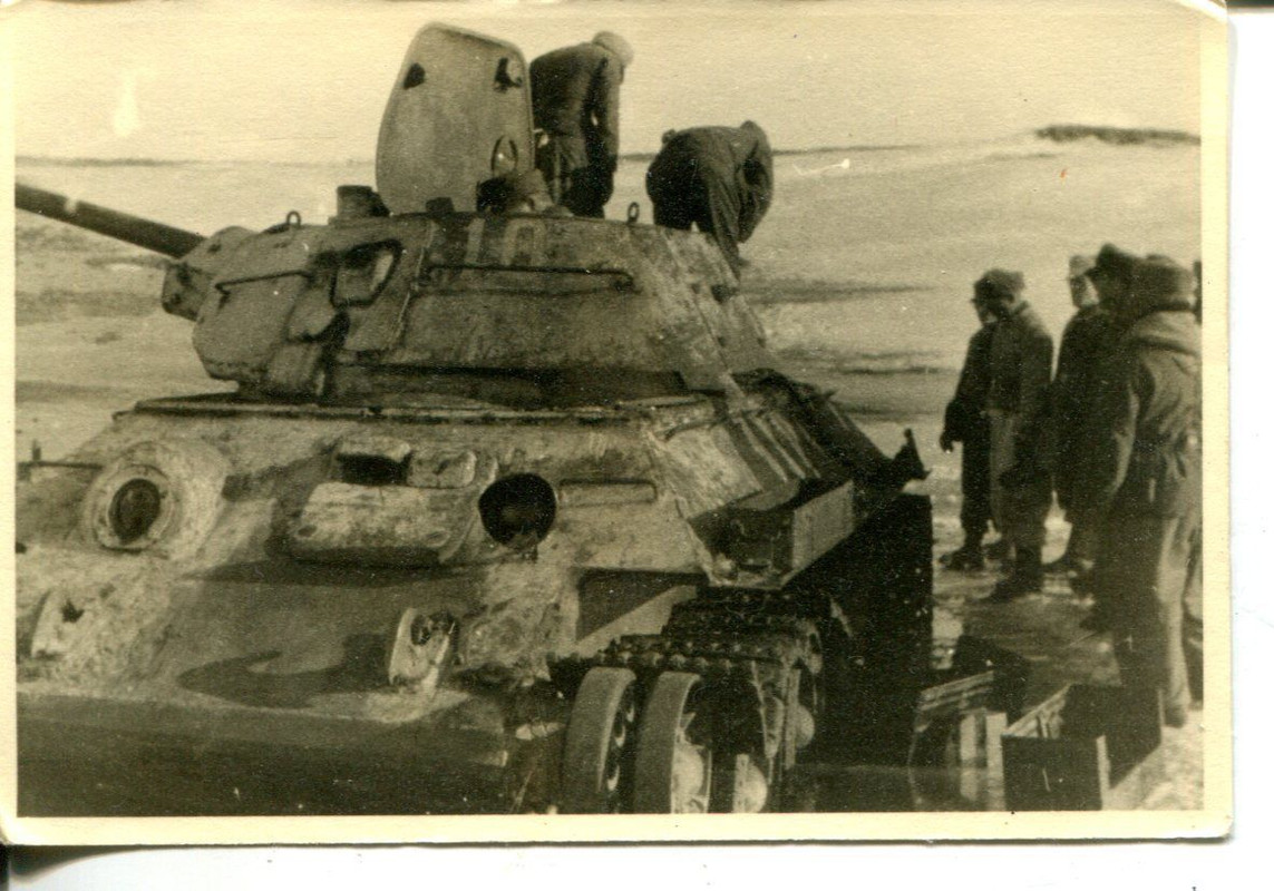 Orig.Foto zerstörter Russischer Panzer Tank T 34