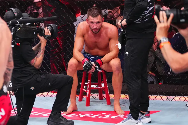 Страница в X твърди, че де Ридер и Уокър са разследвани от ФБР