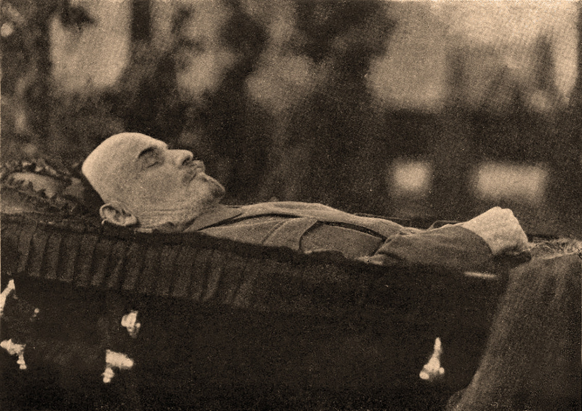 Lenin's_funeral_1