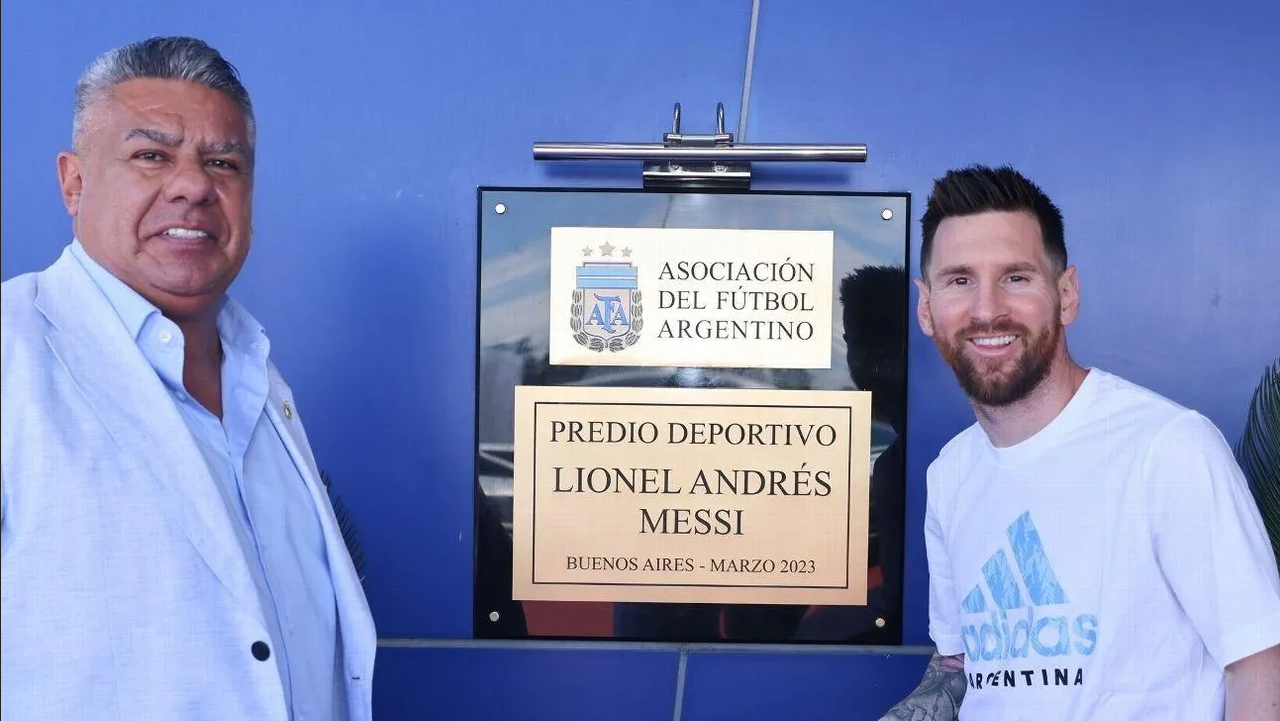 Lionel Messi recibe un emotivo reconocimiento de la AFA
