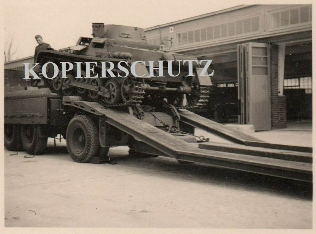 Sd Ah 115 - loading Pz I on Faun L900 (Pz Rgt 7, Vaihingen)