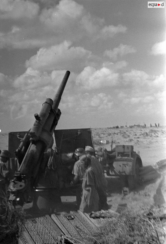 Une pièce de 8,8 cm FlaK-37 en action.0
