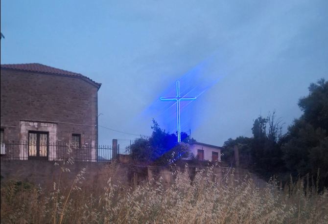 Ο φωτεινός Σταυρός στον Ιερό Ναό Αγίου Αθανασίου στην Αριάδα Βάλτου