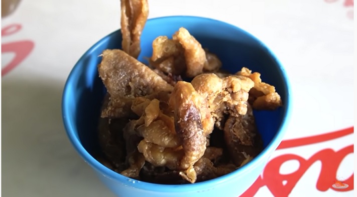 Menu rahasia kulit ayam super garing di Warung Mie Ayam Uban.