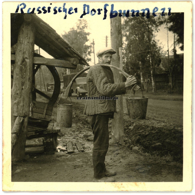Orig. Foto russische Bevölkerung am Dorfbrunnen in Russland 1941.