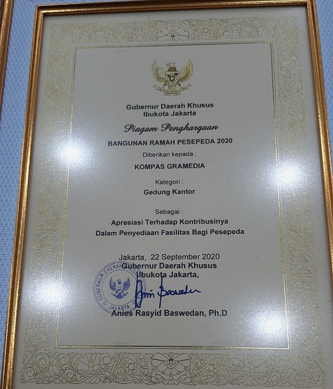 Kompas Gramedia mendapat penghargaan untuk bangunan
ramah pesepeda di DKI Jakarta