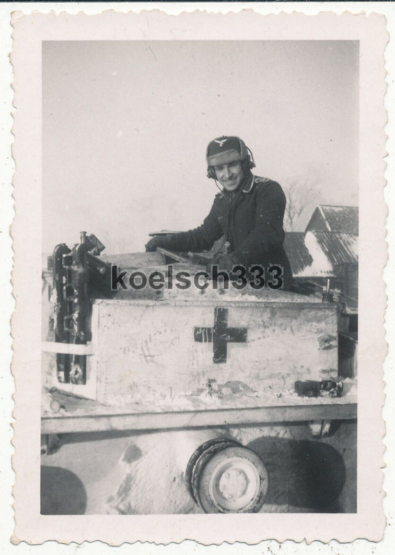 Foto Feldwebel der Luftwaffe im Sturmgeschütz Panzer mit Schneetarnung im Osten
