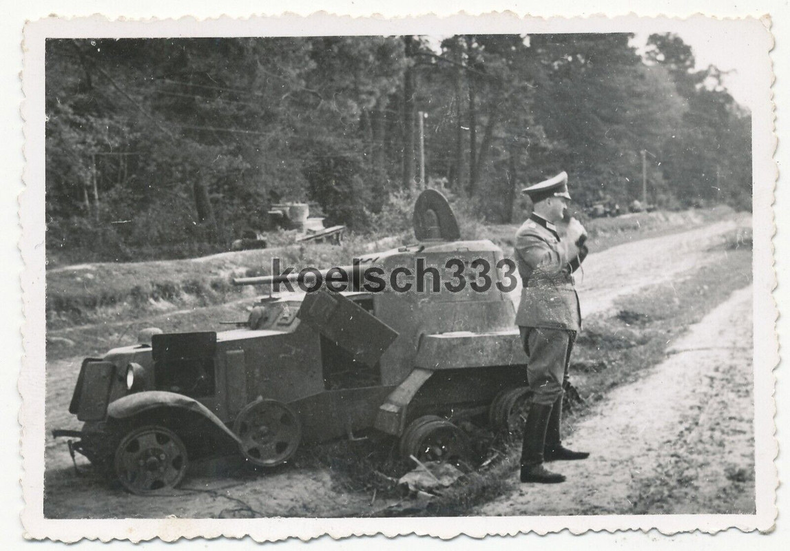 Foto Offizier der Wehrmacht vor einem russischen BA-10 Panzerwagen Wrack 1941 (2)